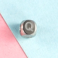 Perle carrée en acier inoxydable avec lettre Q gravée pour création de bijoux DIY - Lettre Q
