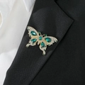 Spilla a farfalla vintage francese con cristalli color smeraldo su giacca nera - Farfalla Verde Smeraldo