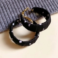 Vintage goldene Creolen umwickelt mit schwarzem Polka-Dot-Stoff und Silbernadeln - Schwarz