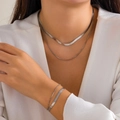 Set collana e bracciale a doppia catena serpente argento indossato da modella - Argento