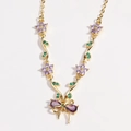 Elegante goldene Halskette mit lila Pfirsichblüte und Kristallschleife auf weißem Grund - Halskette-Gold Lila Zirkon