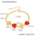 Detalle de la pulsera de dijes de corazón en acero dorado y cristal checo rojo - Pulsera de Oro y Piedra de Vidrio Roja