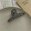 Dettaglio del fermaglio per capelli zebrato con scritte dorate Bonjour France chic - Zebra Print