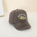 Dettaglio del cappellino per bambini in velluto marrone con ricamo auto giallo - Regolabile (Bambino) / Velluto a coste / caffè