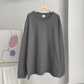 Detalle de camiseta de algodón de manga larga gris oscuro en percha de madera - M / Tops / Gris oscuro