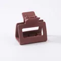 Macro della molletta per capelli quadrata rosa opaca da 5cm con focus su molla e trama - Rosso Scuro / Imballaggio Indipendente (Borsa OPP)