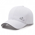 Casquette blanche avec bord de visière noir et logo montagne pour sport en plein air - Réglable / Blanc