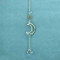 Détail de l'attrape-soleil lune et soleil avec pierres vertes et chaînes en métal poli - Aventurine Verte