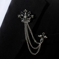 Détail d'une épingle de col couronne argentée avec croix d'aigle et chaîne sur blazer noir - Croix Noire Couronne Argent (TL24070)