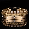 Vista dettagliata del set di bracciali dorati di lusso con sfere di cristallo lucido - Set Oro