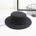 Détail d'un chapeau plat en feutre noir avec ruban sur un bureau décoratif blanc - Taille unique / Ruban Carré / Noir