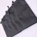 Múltiples fundas negras para gafas con cordón ajustable y hebillas sobre fondo blanco - 16.5cmx8cmx6.5cm / Estilo de Bolsa de Almacenamiento con Cordón / Negro