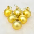 Dettaglio di palline di Natale oro opaco con cordini su sfondo di peluche bianco - 6CM (Set da 6) / Oro