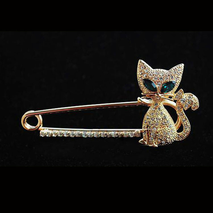 Cute Cat Brooch Pin With Green Eyes Alloy Rhinestone Animal Shape Jewelry For Women Korean Style Anti-exposure Safety Pin Accessory Gift