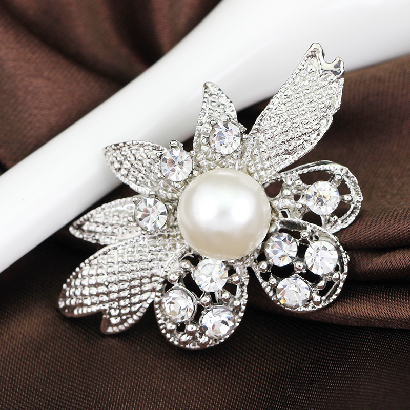 Elegant Silver Plated Alloy Flower Brooch For Women With White Imitation Pearl And Clear Rhinestone Crystal Western Fashion Jewelry Accessories For Wedding Party Banquet