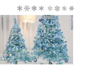 Hellblaues Weihnachtsbaum-Set mit Merry Christmas Schild in nordischem Innendesign