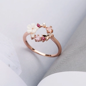 Anello aperto in oro rosa con farfalla, fiore di zircone e perla raffinata per donna