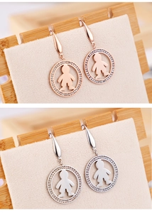 Dettaglio degli orecchini da ragazzo in oro rosa e argento con zirconi e design unico