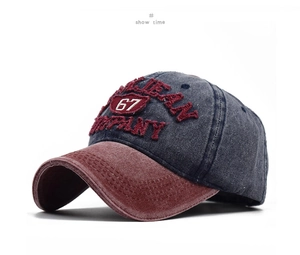 Dettaglio cappellino da baseball in cotone lavato con ricamo 3D e visiera a contrasto