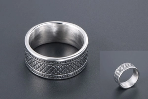 Gros plan d'une bague en acier inoxydable avec texture tressée et finition argentée mate