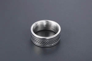 Vue détaillée de la gravure vintage à carreaux sur une bague large en acier inoxydable argent