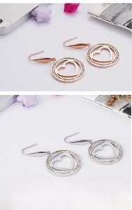 Détail des boucles d'oreilles cœur en acier fin plaqué or rose 18 carats poli