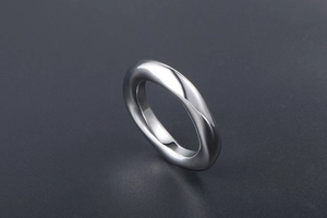 Macro d'une bague en titane argenté au design torsadé minimaliste et fini poli