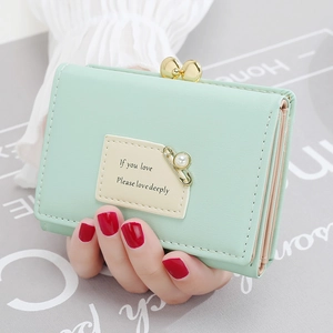 Mini portefeuille femme vert menthe avec fermoir doré et détail de perle