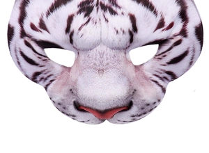 Détail du demi-masque de tigre blanc montrant la texture du tissu et les rayures noires