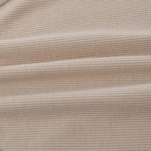 Macro del tessuto a costine beige che mostra la trama verticale e il materiale morbido