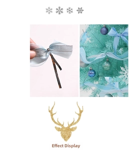 Detail einer hellblauen Seidenschleife mit Silberrand und Clip für die Weihnachtsdeko
