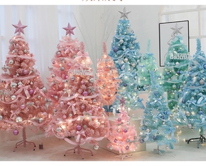 Nahaufnahme der farbenfrohen Weihnachtsbaum-Schleifen mit Deko und LED-Lichterketten