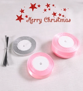 Rosa und silberne Geschenkbänder mit Metalldraht für die Weihnachtsdekoration