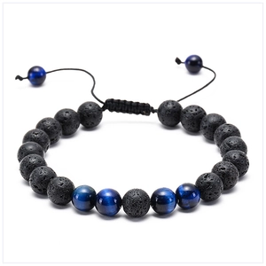 Dettaglio di perle occhio di tigre blu da 8mm e pietra lavica su cordino intrecciato