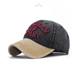 Dettaglio macro del ricamo 3D su cappello da baseball in cotone lavato effetto vintage
