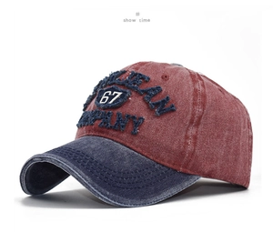 Dettaglio cappellino vintage in denim lavato con ricamo 3D e finiture effetto consumato