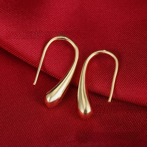 Orecchini a goccia d'oro lucido per donna con un design minimalista a forma di goccia d'acqua