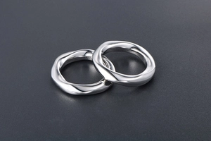 Vue macro de bagues de couple torsadées en argent avec finition miroir polie