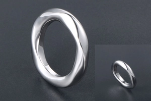 Vue rapprochée d'une bague torsadée argentée polie avec un design fluide style Mobius