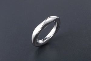 Vue détaillée d'une bague en acier titane argenté au design géométrique torsadé Mobius