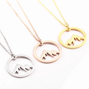 Collana minimalista con ciondolo tondo traforato a montagna in oro, oro rosa e argento
