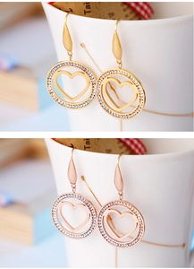 Détails de boucles d'oreilles cœur ajouré avec cristaux pavés en or et or rose