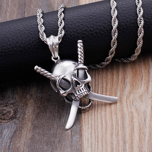 Ciondolo teschio punk argento con spade incrociate su collana a catena attorcigliata