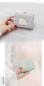 Détail du portefeuille pliant en cuir PU avec boucle dorée et breloque en perle