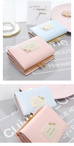 Détail de portefeuilles en similicuir rose et bleu avec fermoir doré et accents perlés