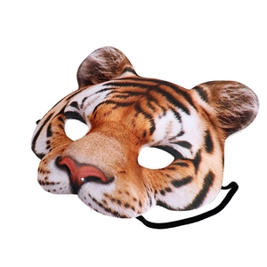 Gros plan détaillé d'un demi-masque de tigre avec texture de fourrure et bande élastique
