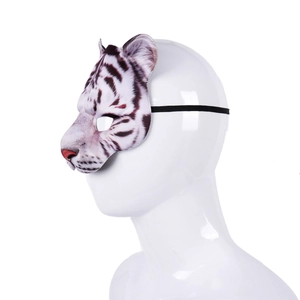 Vue latérale du demi-masque tigre blanc avec sangle élastique noire sur un mannequin