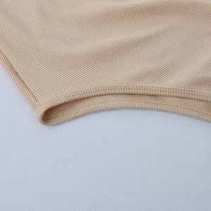 Dettaglio macro del tessuto a maglia a coste beige con cuciture a doppio ago rifinite