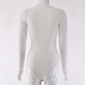 Vista posteriore del body bianco a maniche lunghe in maglia a coste su un manichino