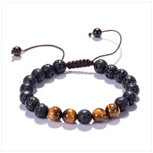 Dettaglio bracciale regolabile in corda intrecciata con occhio di tigre e lava
